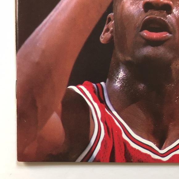 Beckett Basketball Card Magazine Issue #1 Michael Jordan 1990 - Picture 5 of 10
